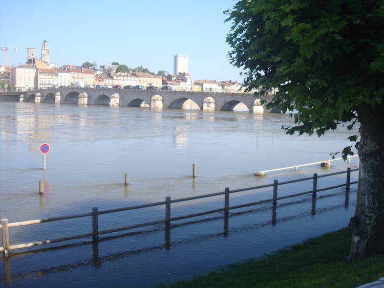 Macon Infos Le Web Journal Du Maconnais Crue De La Saone Saint Laurent A Aussi Les Pieds Dans L Eau