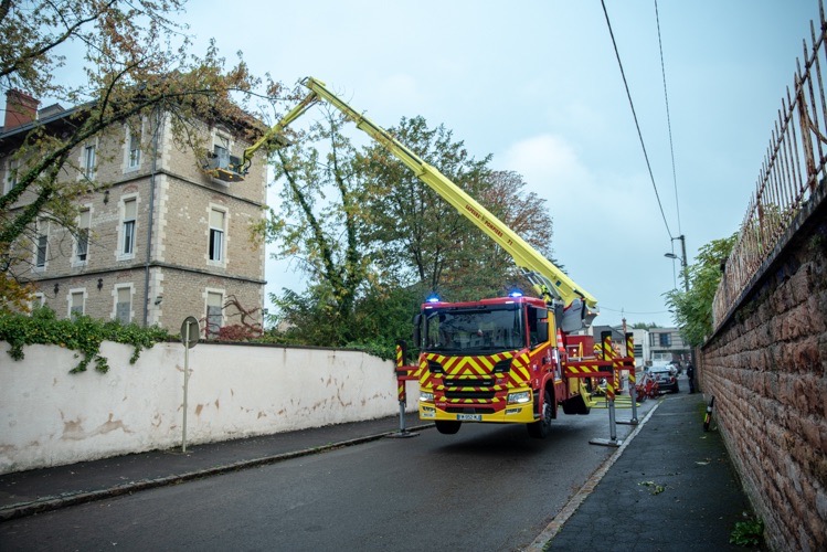 FEU LABO PASTEUR MACON - 1.jpg