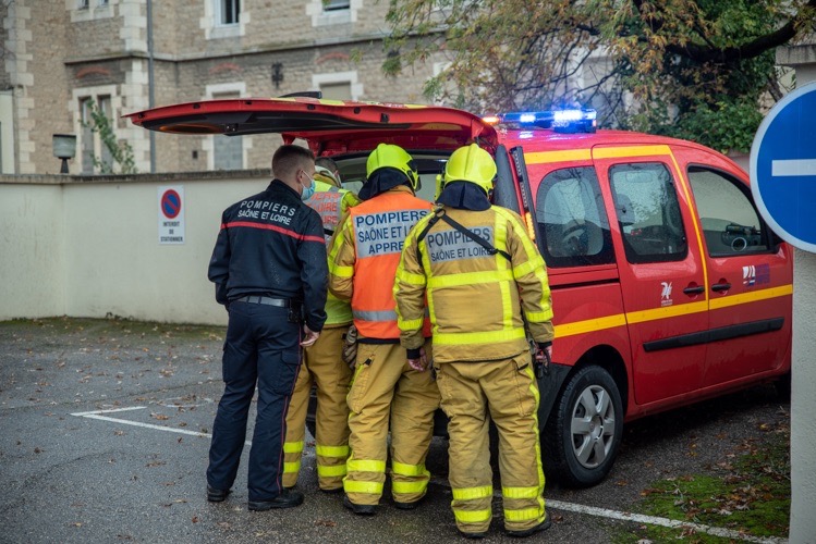 FEU LABO PASTEUR MACON - 2.jpg